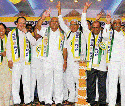 in unitY: KJP President B S Yeddyurappa with B G Shankar, Shobha Karandlaje, K H Srinivas,  C M Udasi and Dhananjay Kumar at the party convention in Bangalore on Thursday. DH Photo
