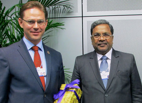 Karnataka Chief Minister Siddaramaiah meeting Finland Prime Minister, Jyrki Tapani Katainen on the sidelines of the WEF meeting in Dalian on Friday. PTI Photo
