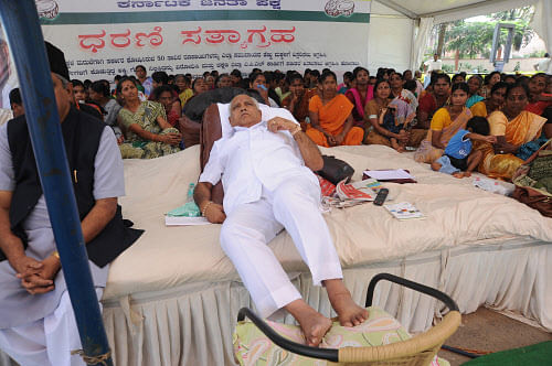 KJP leader B S Yeddyurappa, who has been staging a dharna demanding that the State government should extend Shaadi Bhagya scheme to all sections of society, trying to relax at Gandhi statue near Anand Rao circle in Bangalore on Thursday. DH photo