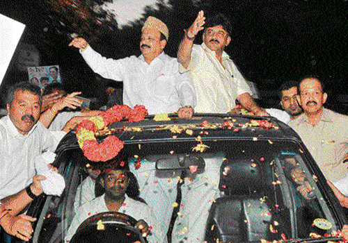 finally in : Newly inducted ministers Roshan Baig and D&#8200;K Shivakumar wave at their  supporters, in Bangalore on Wednesday. dh photo