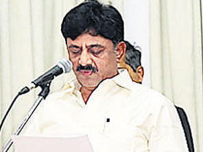 D K Shivakumar being administered the oath of office and secrecy by Governor H R Bhardwaj ( not seen). DH Photo