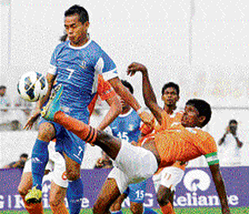 Rovan Pereira (right) of Sporting and Rangdajied's David KC Ngaihte vie for the ball during their match in the Federation Cup on Tuesday.