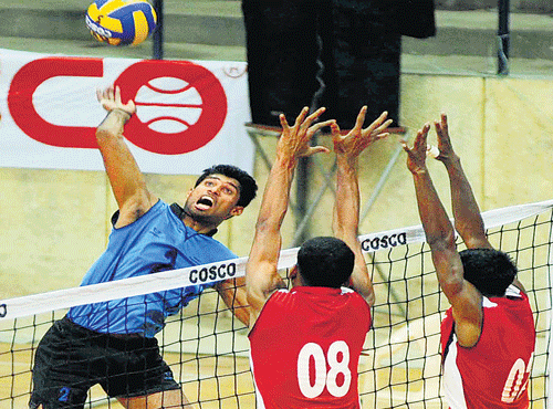 DYES and JSW scored straight-set victories on the opening day of the final phase of the Karnataka Volleyball League here at the Sree Kanteerava Stadium on Wednesday, DH Photo