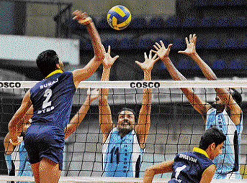 power play Suraj G Nayak of DYES attempts to smash past KVC's Naveen Kumar on Saturday. DH PHOTO