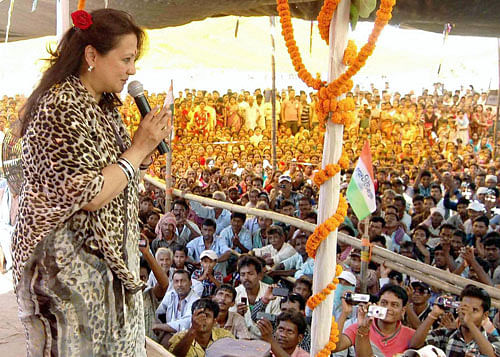 For candidates like Moonmoon Sen, Dev, Sandhya Roy, Bappi Lahiri, Babul Supriyo, Chandan Mitra, Dr Ratna De Nag and others, who were campaigning, the heat sapped the energy out of them. PTI Photo of Trinamool Congress candidate Moonmoon Sen during her election campaign rally in Bankura district of West Bengal on Saturday.