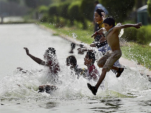 Heat-wave conditions continued to sweep across north India, with the mercury hovering over the 45-degree-Celsius mark in most places on Sunday, even as the weather department dispelled any hope of immediate relief. Youngsters beat the heat as mercury soars in New Delhi on Sunday. PTI Photo
