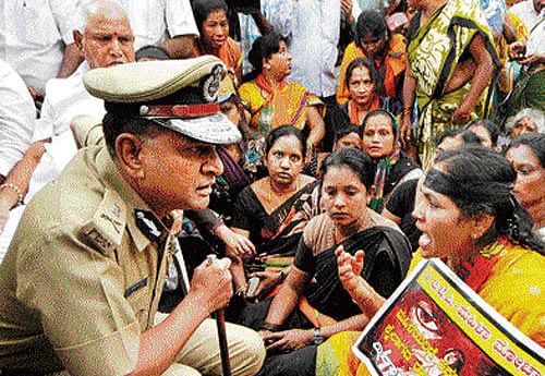 Police Commissioner M N Reddi speaks to MP Shobha Karandlaje during the protest by BJP&#8200;Mahila Morcha members in Bangalore on Wednesday. Former chief minister B S Yeddyurappa is also seen. DH PHOTO