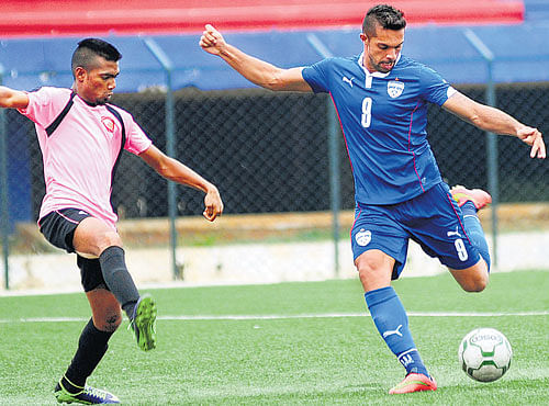 such poise: BFC's Robin Singh tries to shoot past South United's Raymond during their  semifinal clash at the Bangalore Football Stadium in Bengaluru on Wednesday. DH photo