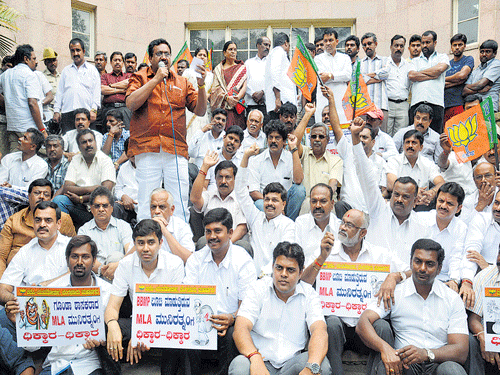 BJP workers protest against Congress MLA Munirathna in front of the BBMP central office on Tuesday. dh photo