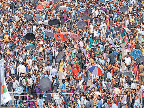 The sea of visitors at the Aero India on Saturday. DH PHOTO