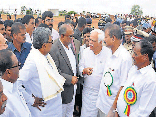 Chief Minister Siddaramaiah, Tourism and Higher Education Minister, R V Deshpande, Cooperation minister H S Mahadev Prasad, Chamarajanagar MP R Dhruvanarayan and others ahead of a programme, in Chamarajanagar, on Tuesday. DH photo