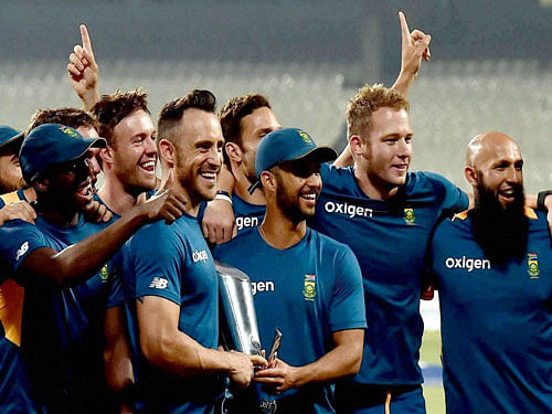 South African captain F du Plessis with the Trophy and teammates after they won T-20 sesies against India at Eden Garden in Kolkata on Thursday. PTI Photo