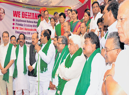 Chief Minister Siddaramaiah and ministers T B Jayachandra, H K Patil,MB Patil, S R Patil and MLC Veeranna Mattikatti on Monday visited Jantar Mantar in NewDelhi, where more than 300 farmers from North Karnataka have been holding a protest demanding that the Kalasa-Banduri project be implemented at the earliest.
