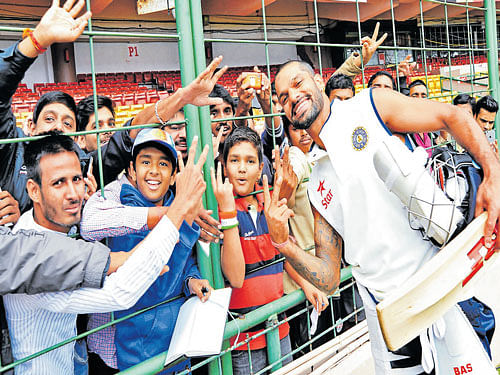 Shikhar Dhawan bonds with the fans on the final day in Bengaluru. DH photo/ Srikanta Sharma R
