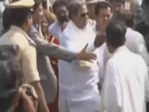 Karnataka Chief Minister Siddaramaiah today landed in a row after video footage showing him appearing to slap a person went viral. Screengrab