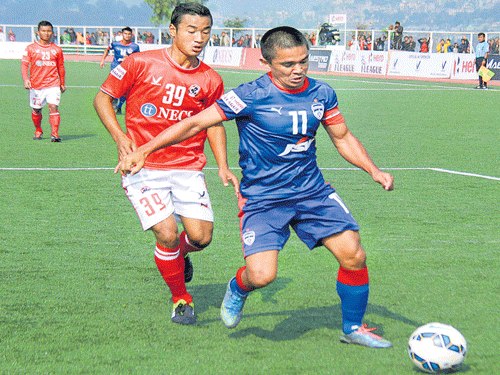 Keen Tussle: BFC's Sunil Chhetri (right) moves past Lalruatthara of Aizawl FC during their I-League clash. BFC Media