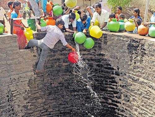absolutely parched: A public well in Gogi village near  Kamalapur, Kalaburagi district, is crowded by people waiting to collect water on Wednesday. DH&#8200;PHOTO