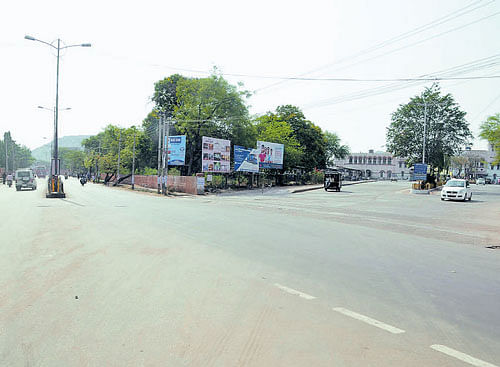 There is hardly any activity on the roads at the Railway  Station Circle in Ballari. DH photo