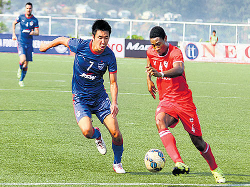 keen tussle Bengaluru FC's Kim Song Yong (left) and  Emmanuel Chigozie of Aizawl vie for the ball. BFC media