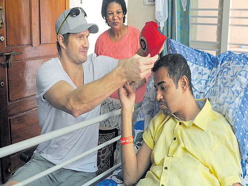 Australian cricketer Shane Watson, who plays for RCB, spends time with Luelin Leo at the latter's house at Kammanahalli on Thursday. DH photo