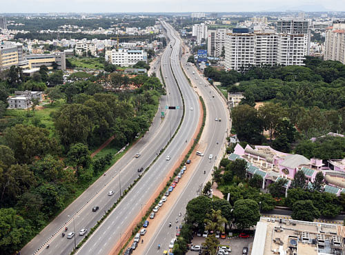 The usually traffic-choked Ballari road leading to the Kempegowda International Airport saw only a few vehicles on Saturday. DH Photo/B K Janardhan