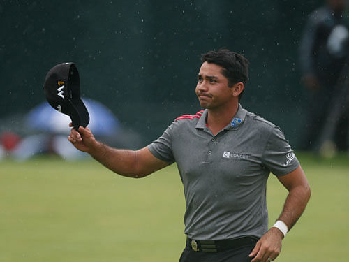 PGA golfer Jason Day tips his cap to the fans after completing his third round during Sunday of the 2016 PGA Championship golf tournament at Baltusrol GC - Lower Course. Reuters Photo.