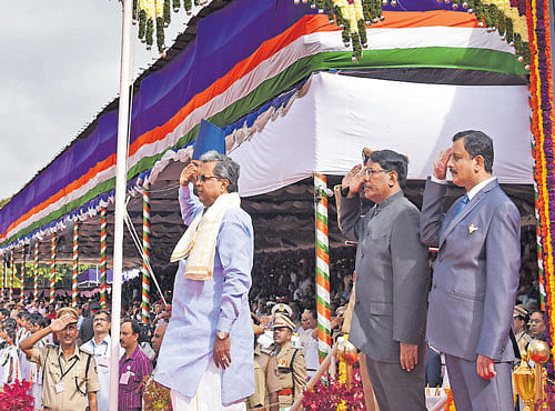 Chief Minister Siddaramaiah salutes after hoisting the national flag on the Independence Day at Field Marshal Manekshaw Parade Ground in Bengaluru on Monday. NManjunath Prasad, Commissioner BBMP, and V Shankar, Bengaluru DC, are seen. DH PHOTO