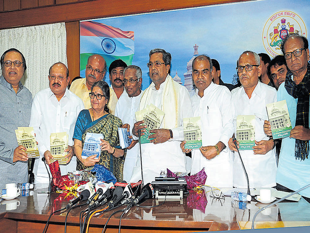 Chief Minister Siddaramaiah releases the report of the committee constituted to revise the recommendations of the Sarojini Mahishi Committee in Bengaluru on Wednesday. DH&#8200;PHOTO
