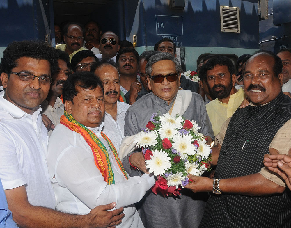 BJP leaders welcome former chief minister S&#8200;M&#8200;Krishna at the Mysuru railway station on Monday. DH Photo