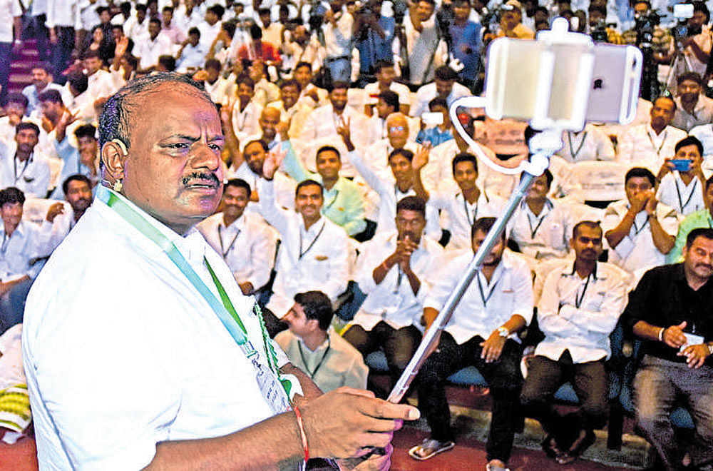 JD(S) state president H D Kumaraswamy takes a selfie with the crowd at 'Kumara Patha 2018' in the city on Saturday. DH Photo