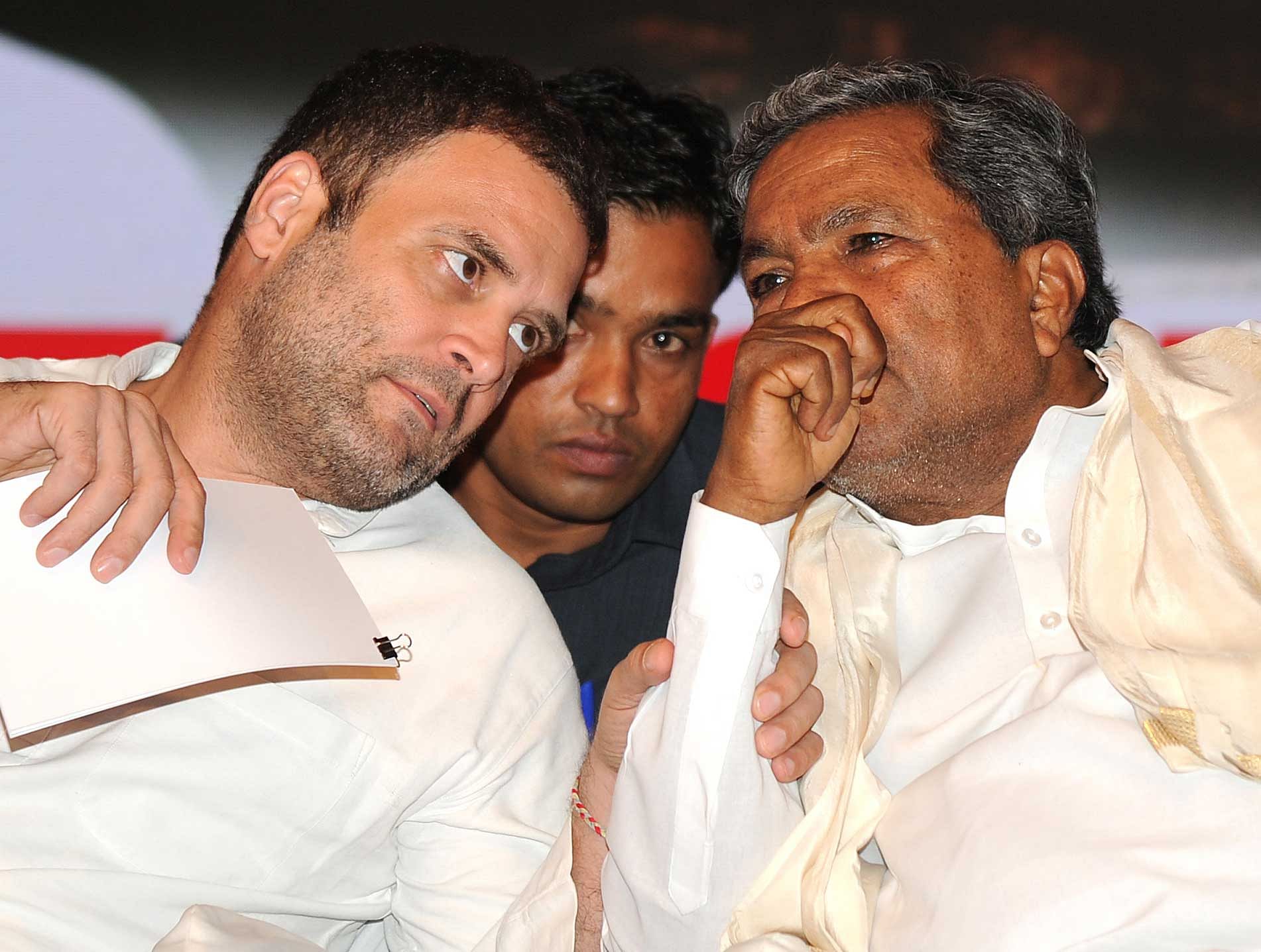 AICC vice-president Rahul Handhi having a word with chief minister Siddaramaiah at the KPCC extended general body meeting at Gnyanajyoti aditorium in Bengaluru on Monday. DH photo.
