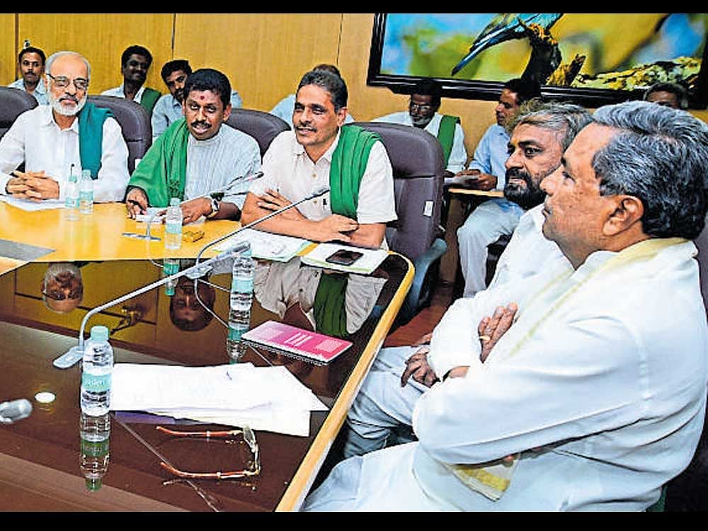 Chief Minister Siddaramaiah chairs a meeting of farmers in Bengaluru on Friday. Minister Eshwar Khandre, farmer leaders Kadidal Shamanna, Kodihalli Chandrashekhar are seen.