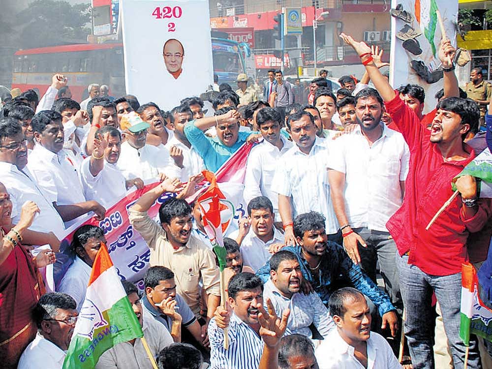 Congress workers protest against for  I-T raids on  D K Shivakumar in Ramanagara on Wednesday. dh Photo