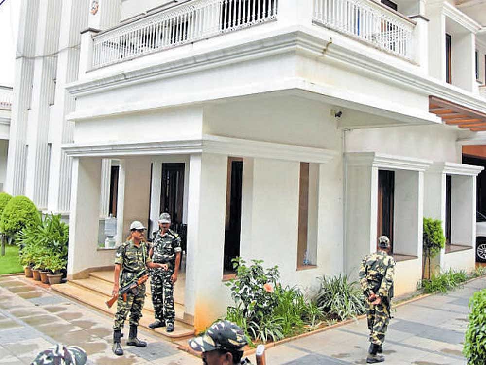 CRPF personnel atD K Shivakumar's residence at Sadashivanagar on Thursday. DH PHOTO/B K JANARDHAN