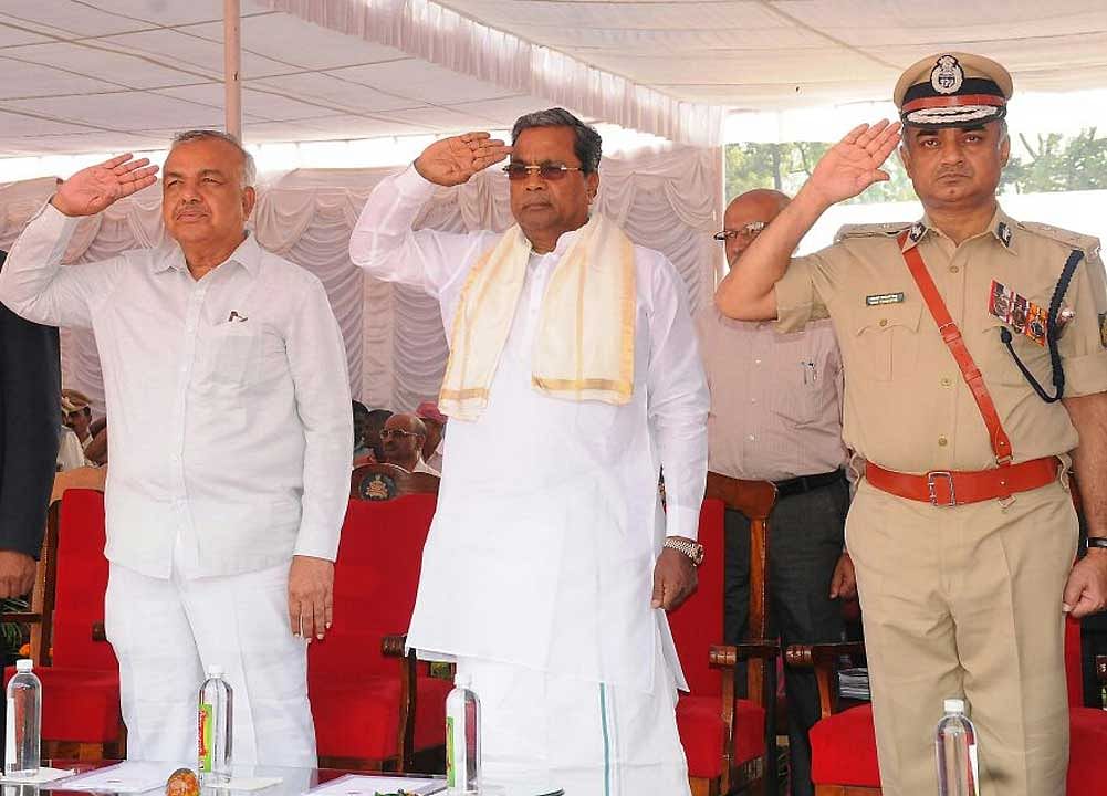 Karnataka Chief minister Siddaramaiah (centre) along with Home Minster R Ramalinga Reddy (right) and DG&IGP RK Dutta (left) were present at the event. Image courtesy: Twitter