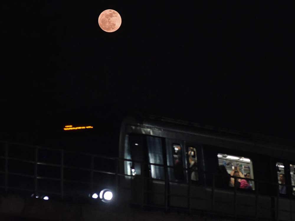 DH photo. In picture: Super Moon is seen above Bengaluru Metro. According to definition, new moon or full moon coming closer than 362,000 km of Earth as a super moon. Photo by S K Dinesh