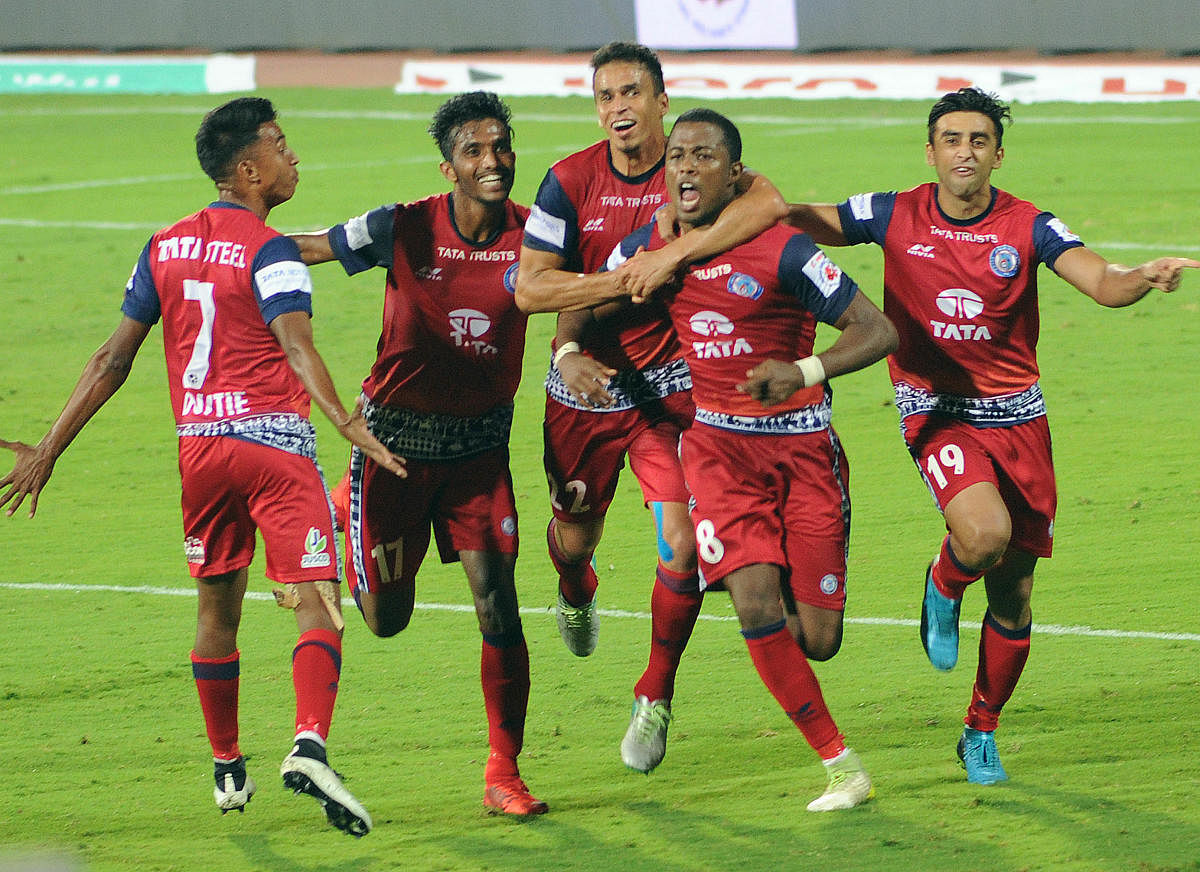 WINNING TOUCH Jemshedpur FC's Trindade Matheus Goncalves (second from right) celebrates with his team-mates after scoring against BFC in Bengaluru on Thursday. DH Photo/ Srikanta Sharma R