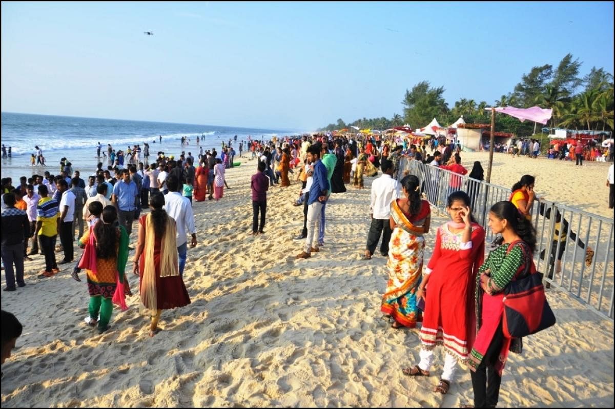 People take part in 'Oor Mani Habba' on Kinara beach in Koteshwara - Beejadi near Kundapura.