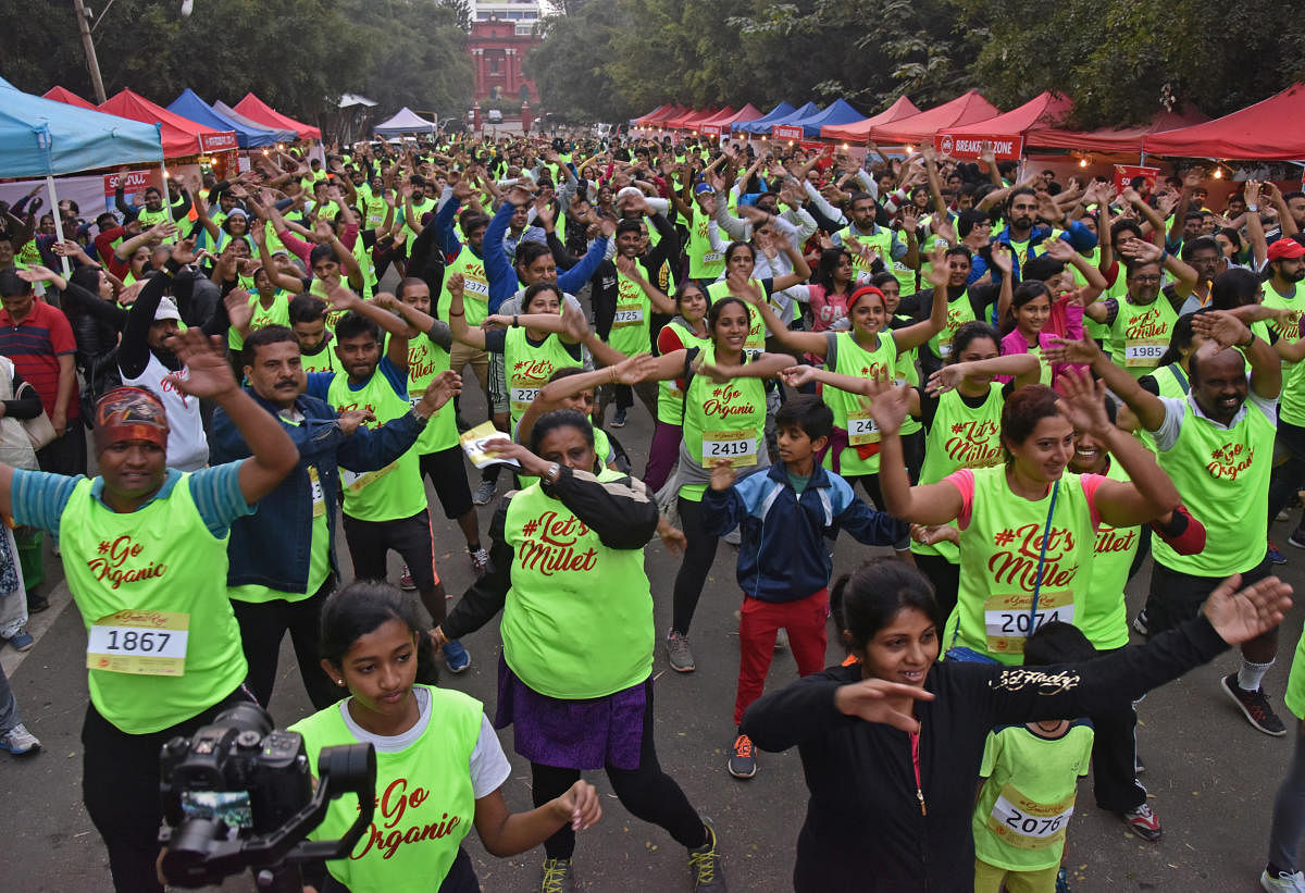 People participated in 5k 'Smart Run' as the part of Organics and Millets international trade fare on January 19-21, organised by Department of Agriculture at Cubbon Park in Bengaluru on Sunday. Photo by S K Dinesh