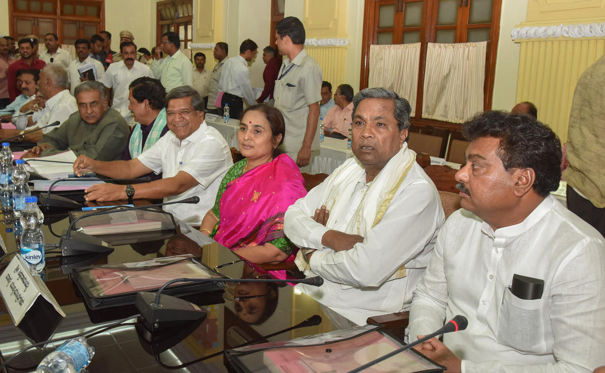 Chief Minister Siddaramaiah chairs an all-party meeting on Supreme Court order of Cauvery water dispute in Bengaluru on Thursday. (From Left) Opposition leaders Basavaraj Horatti, YSV Datta and Jagadish Shettar, Chief Secretary Rathna Prabha and Water Resources Minister M B Patil are seen. dh photo