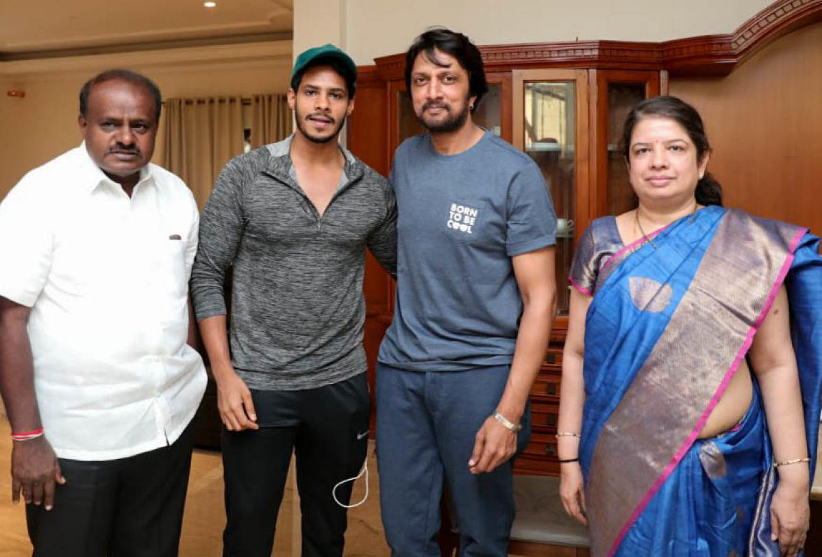 Actor Director Sudeep visits to JDs State President H D Kumar Swamys' house, at JP Nagar in Bengaluru on Monday. Actor Nikhil Kumarswamy and Anitha Kumaraswamy are also seen. DH Photo