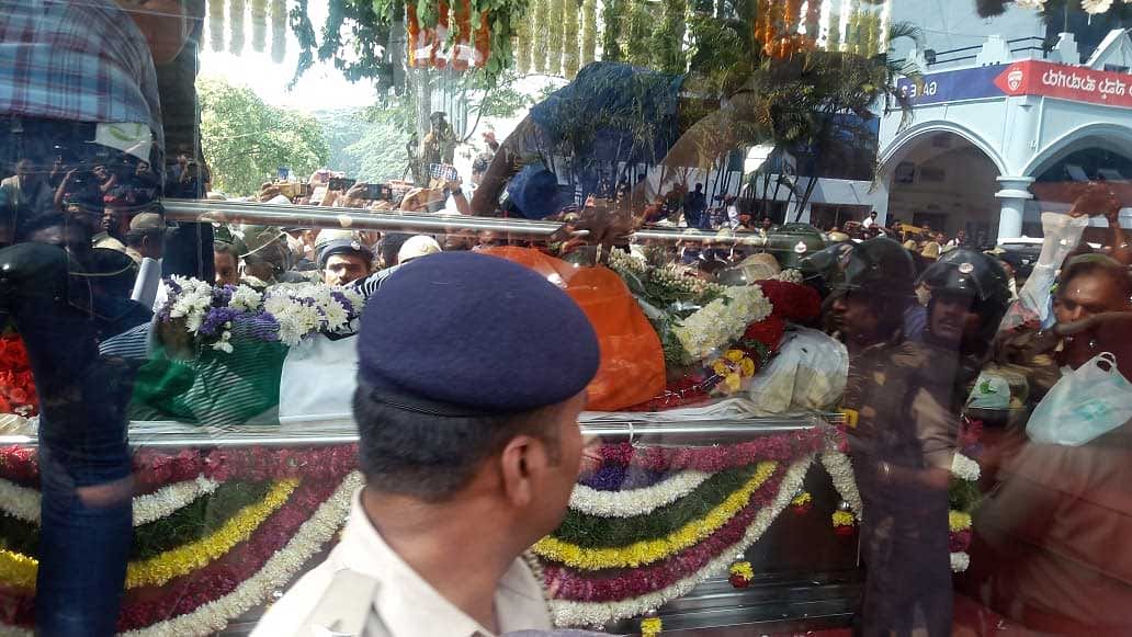 Rebel Star Ambareesh's funeral procession in Bengaluru. DH photo