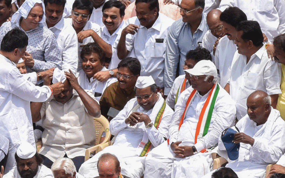 Congress party leaders stage a protest against BJP and Karnataka Governor Vajubhai R Vala for allowing B S Yeddyurappa to take oath as chief minister on Thursday.DH photo. 