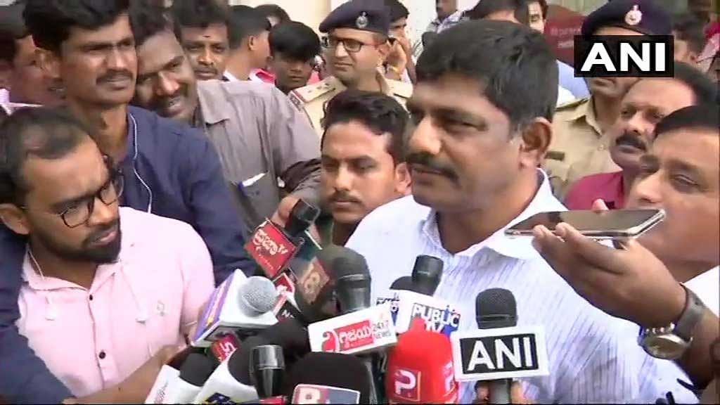 DK Suresh, Congress on reports of fight b/w K'taka Congress MLAs Anand Singh&JN Ganesh: I don't know about the fight Anand Singh is admitted in hospital due to chest pain. There are no injuries or anything. His parents are here at the hospital. Other issues are just speculations. ANI photo