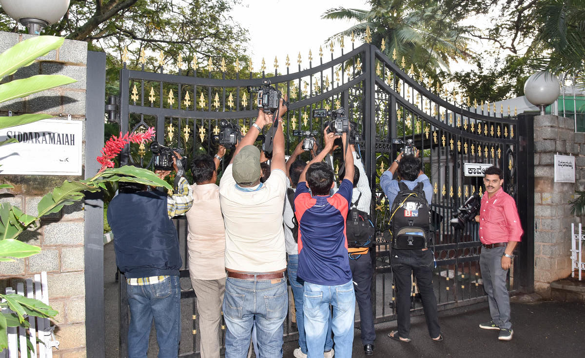 Media persons waiting outside the former chief minister Siddaramaiah’s residence Caveri, where he meets with Jarkiholi brothers, in Bengaluru on Monday. DH Photo/ B H Shivakumar