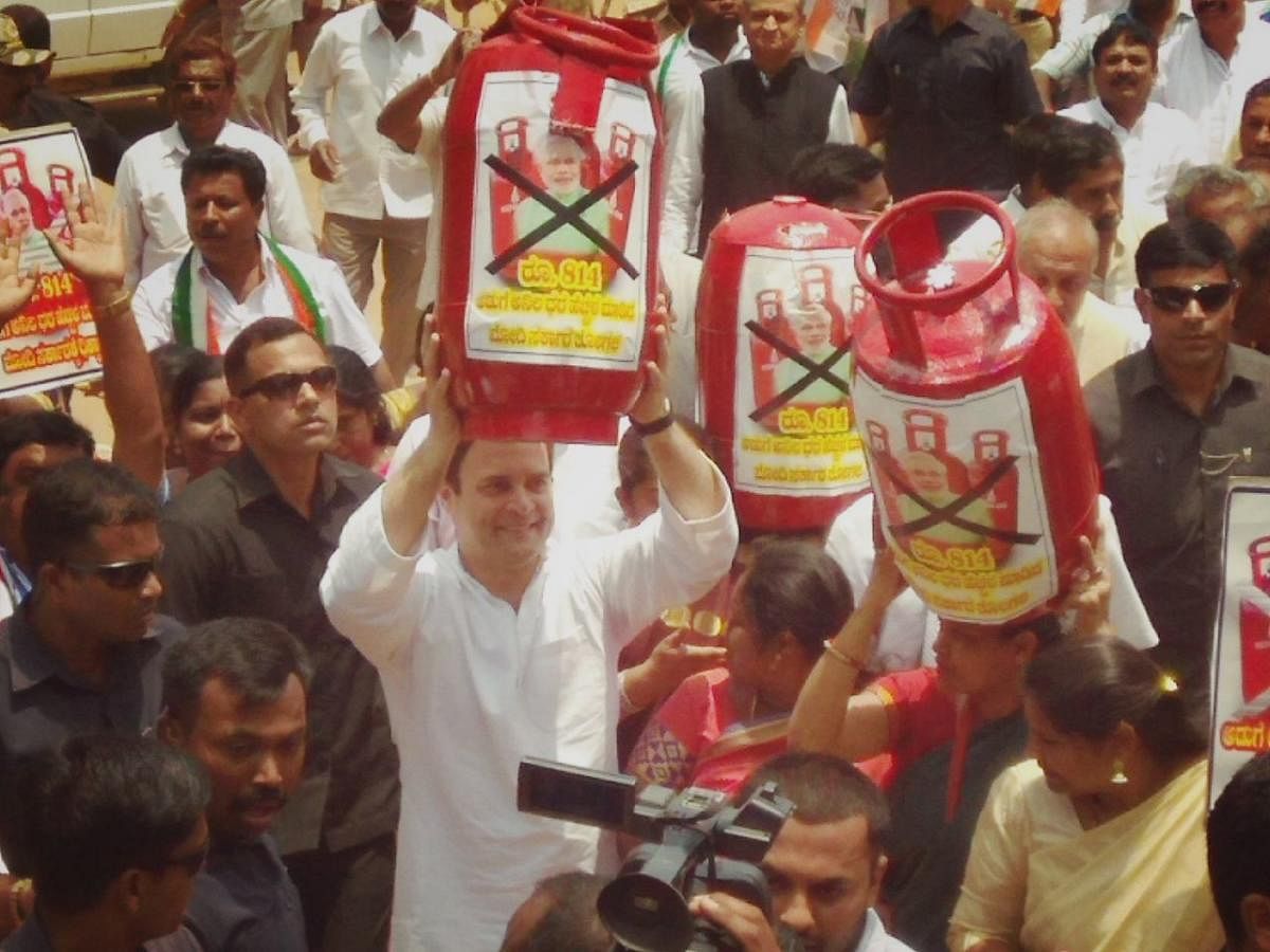 AICC President Rahul Gandhi holds a model of LGP gas cylinders as a mark of protest at Malur, Kolar district, on Monday. DH Photo