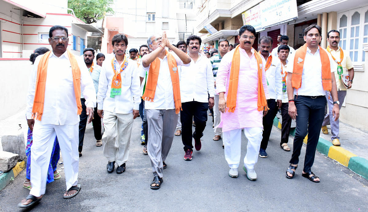 BJP senior leader R ashoka campaining for Rajajinagar BJP candidate S Suresh Kumar at Shivanagar in Bengaluru on Monday.DH Photo.