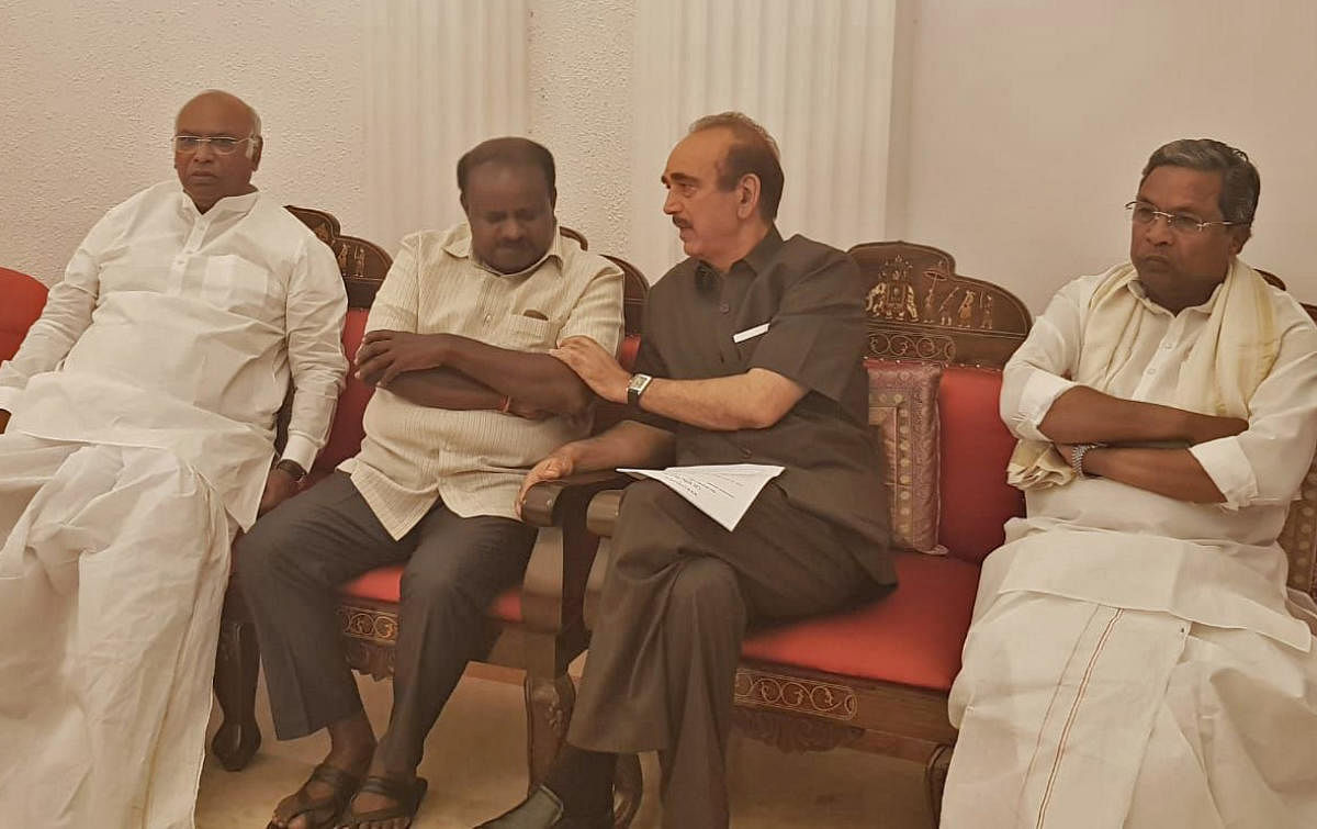 Congress leaders Mallikarjuna Kharge, Gulamnabi Azad and Siddaramaiah, having a word with JD(S) state president H D Kumaraswamy when they go to Raj Bhavan Bengaluru on Tuesday.
