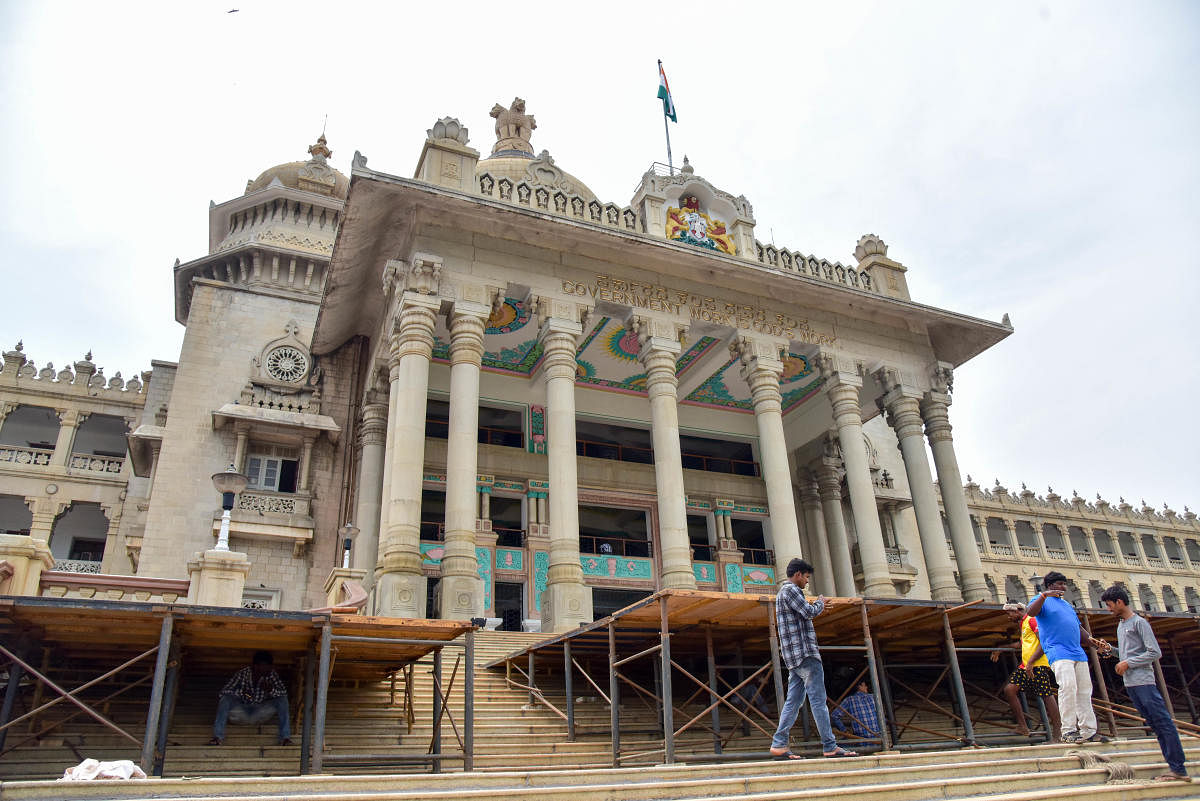 Workers are busy installing the stage on the grand stairs of the Vidhana Soudha on Monday, for the oath-taking ceremony of chief minister-designate H D Kumaraswamy scheduled to be held on Wednesday. DH Photo