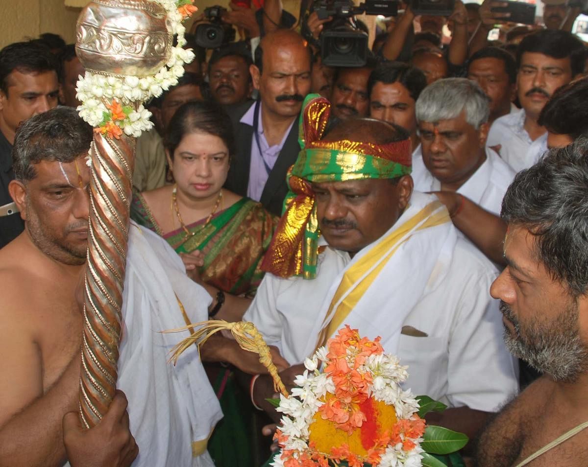 Chief Minister-elect H D Kumaraswamy, his wife Anitha Kumaraswamy and his brother, MLA H D Revanna perform rituals at a temple.